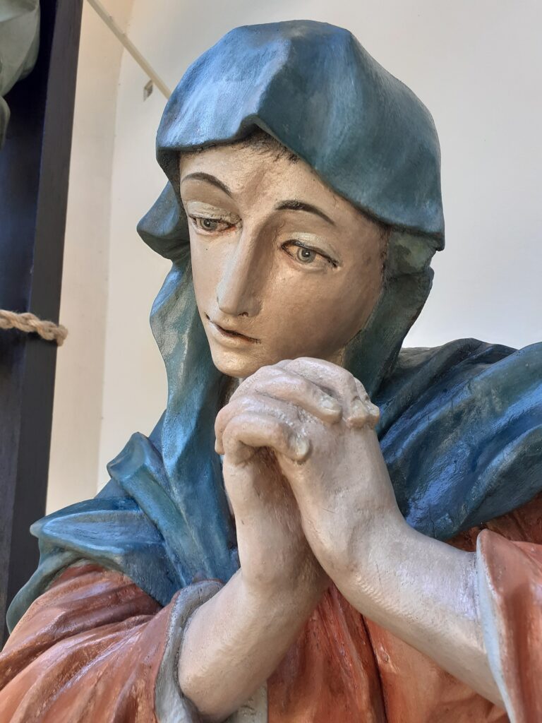 Restaurierung Holzskulpturen Kreuzigungsgruppe Westfriedhof München